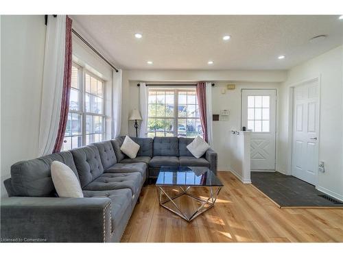 7 Gaydon Way, Brantford, ON - Indoor Photo Showing Living Room