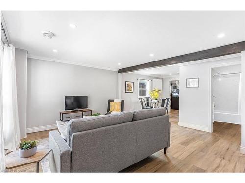 365 Victory Avenue, Welland, ON - Indoor Photo Showing Living Room