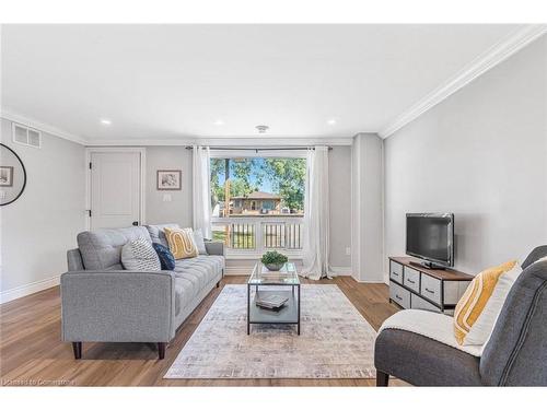 365 Victory Avenue, Welland, ON - Indoor Photo Showing Living Room