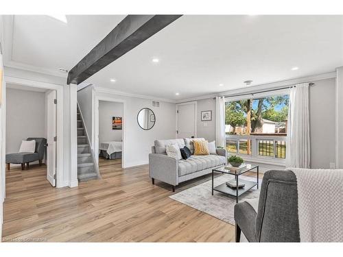 365 Victory Avenue, Welland, ON - Indoor Photo Showing Living Room