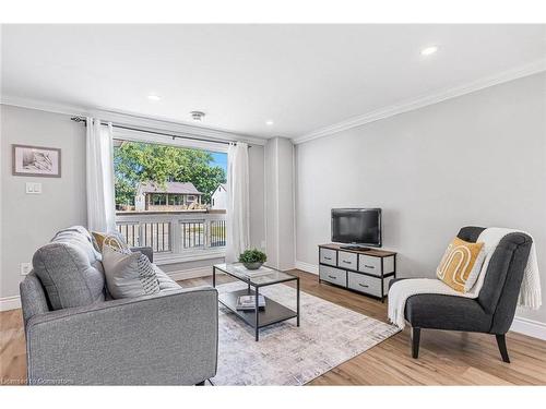 365 Victory Avenue, Welland, ON - Indoor Photo Showing Living Room