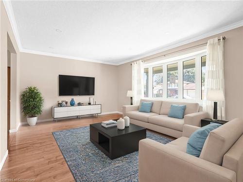 802 Viscount Road, London, ON - Indoor Photo Showing Living Room