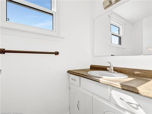 802 Viscount Road, London, ON - Indoor Photo Showing Bathroom