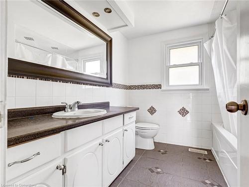 802 Viscount Road, London, ON - Indoor Photo Showing Bathroom