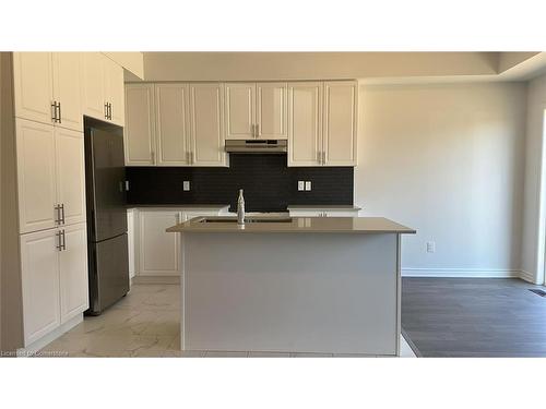 132 Sapphire Way, Thorold, ON - Indoor Photo Showing Kitchen