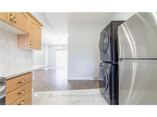 Upper-10 Sunrise Crescent, London, ON - Indoor Photo Showing Laundry Room