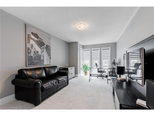 18 Falconridge Terrace Falconridge Terrace, East Gwillimbury, ON - Indoor Photo Showing Living Room