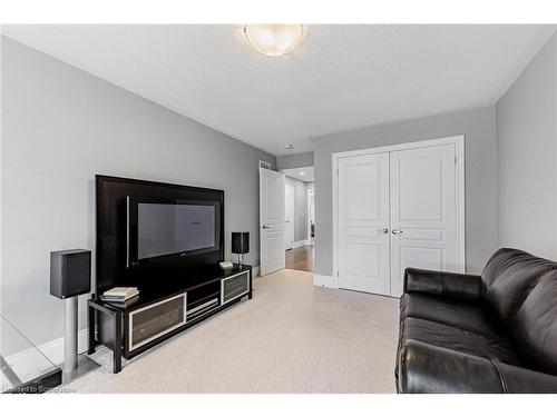 18 Falconridge Terrace Falconridge Terrace, East Gwillimbury, ON - Indoor Photo Showing Living Room