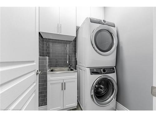 18 Falconridge Terrace Falconridge Terrace, East Gwillimbury, ON - Indoor Photo Showing Laundry Room