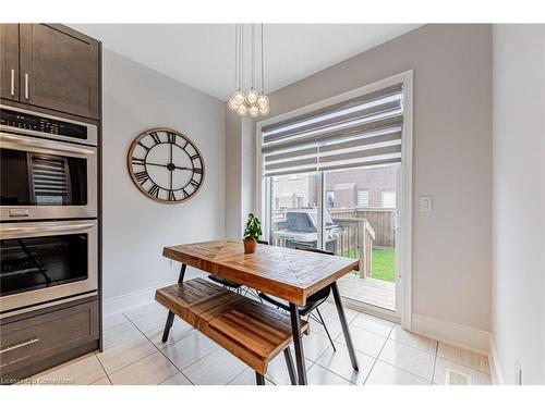 18 Falconridge Terrace Falconridge Terrace, East Gwillimbury, ON - Indoor Photo Showing Kitchen