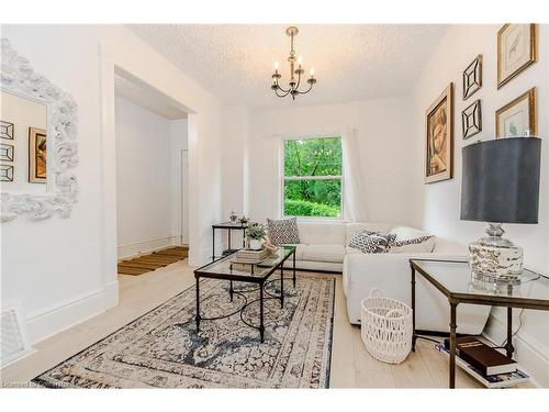 30 Rich Avenue, Cambridge, ON - Indoor Photo Showing Living Room