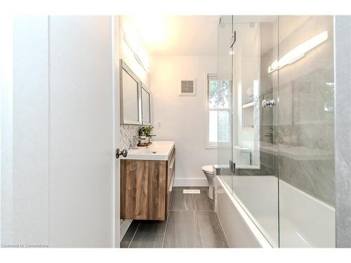 30 Rich Avenue, Cambridge, ON - Indoor Photo Showing Bathroom