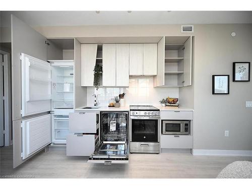 1103-3883 Quartz Road, Mississauga, ON - Indoor Photo Showing Kitchen