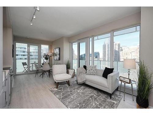 1103-3883 Quartz Road, Mississauga, ON - Indoor Photo Showing Living Room