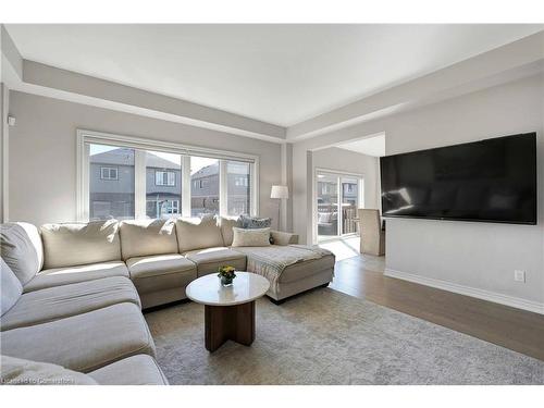 27 Overholt Drive, Thorold, ON - Indoor Photo Showing Living Room