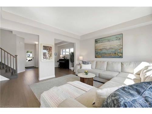 27 Overholt Drive, Thorold, ON - Indoor Photo Showing Living Room