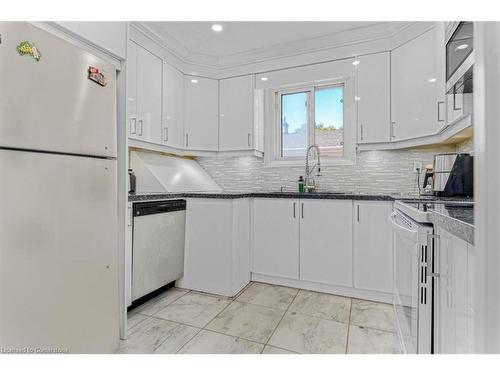 360 Kerswell Drive, Richmond Hill, ON - Indoor Photo Showing Kitchen With Upgraded Kitchen