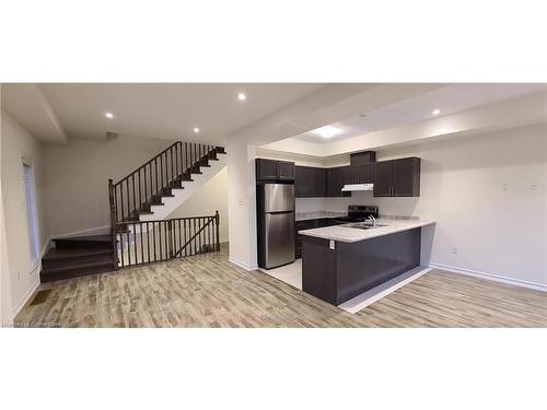 30-383 Dundas Street E, Hamilton, ON - Indoor Photo Showing Kitchen