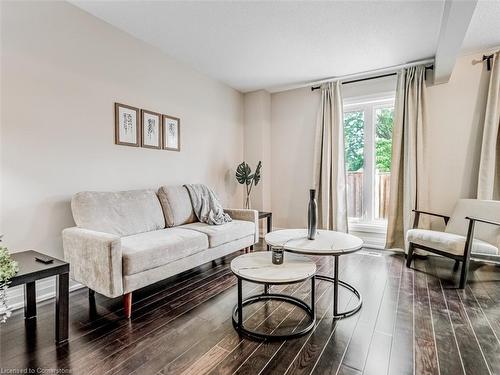 199-302 College Avenue, Guelph, ON - Indoor Photo Showing Living Room