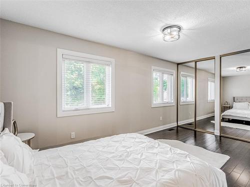 199-302 College Avenue, Guelph, ON - Indoor Photo Showing Bedroom