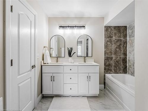 199-302 College Avenue, Guelph, ON - Indoor Photo Showing Bathroom