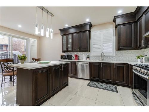 10 Lisson Crescent, Peel, ON - Indoor Photo Showing Kitchen With Upgraded Kitchen