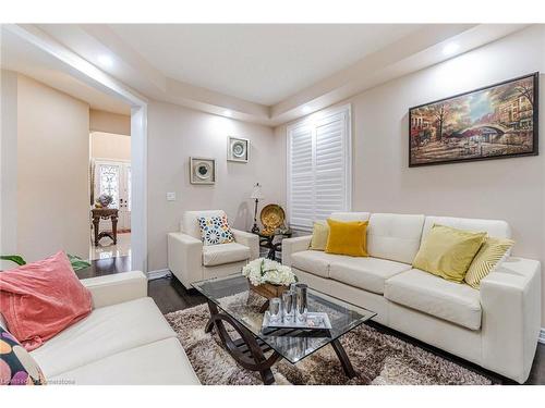 10 Lisson Crescent, Peel, ON - Indoor Photo Showing Living Room