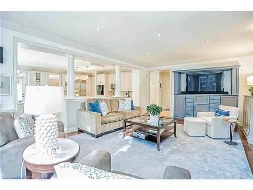 645 Canyon Street, Mississauga, ON - Indoor Photo Showing Living Room