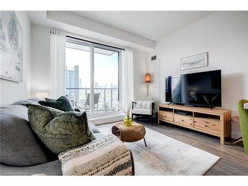 2307-130 River Street, Toronto, ON - Indoor Photo Showing Living Room