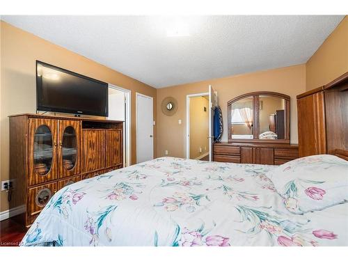 464 Hansen Road, Brampton, ON - Indoor Photo Showing Bedroom