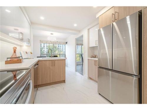 401-18 Hollywood Avenue, Toronto, ON - Indoor Photo Showing Kitchen With Stainless Steel Kitchen