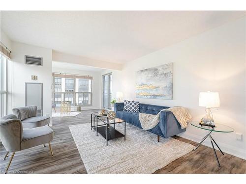 401-18 Hollywood Avenue, Toronto, ON - Indoor Photo Showing Living Room