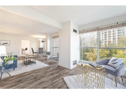 401-18 Hollywood Avenue, Toronto, ON - Indoor Photo Showing Living Room