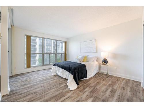 401-18 Hollywood Avenue, Toronto, ON - Indoor Photo Showing Bedroom