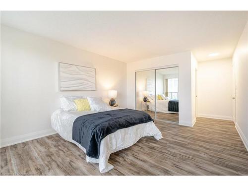 401-18 Hollywood Avenue, Toronto, ON - Indoor Photo Showing Bedroom