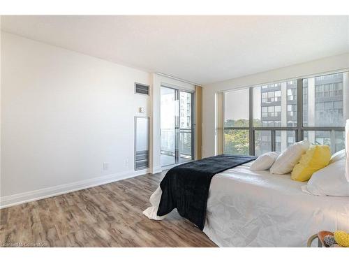 401-18 Hollywood Avenue, Toronto, ON - Indoor Photo Showing Bedroom