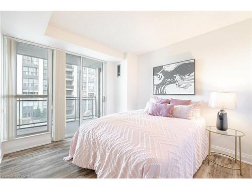 401-18 Hollywood Avenue, Toronto, ON - Indoor Photo Showing Bedroom