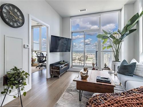 Ph3-4055 Parkside Village Drive, Mississauga, ON - Indoor Photo Showing Living Room