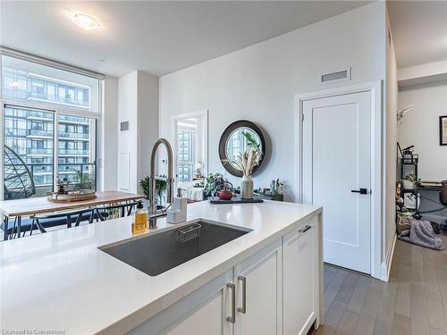 Ph3-4055 Parkside Village Drive, Mississauga, ON - Indoor Photo Showing Kitchen