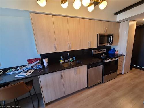 725-145 Columbia Street W, Waterloo, ON - Indoor Photo Showing Kitchen