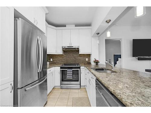 80 Burns Boulevard, King City, ON - Indoor Photo Showing Kitchen With Double Sink With Upgraded Kitchen