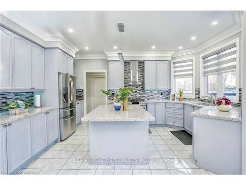 2085 Ashmore Drive, Oakville, ON - Indoor Photo Showing Kitchen With Upgraded Kitchen