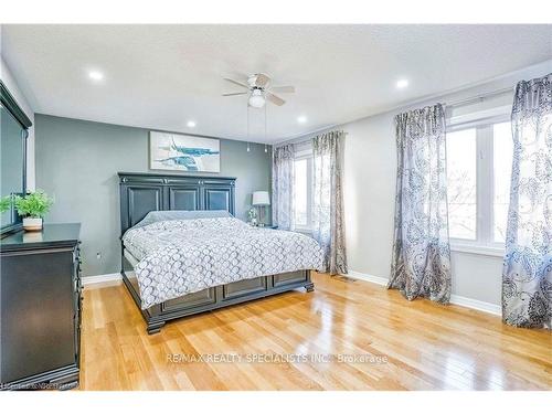 2085 Ashmore Drive, Oakville, ON - Indoor Photo Showing Bedroom