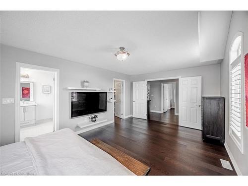 2495 Gateshead Common, Oakville, ON - Indoor Photo Showing Living Room