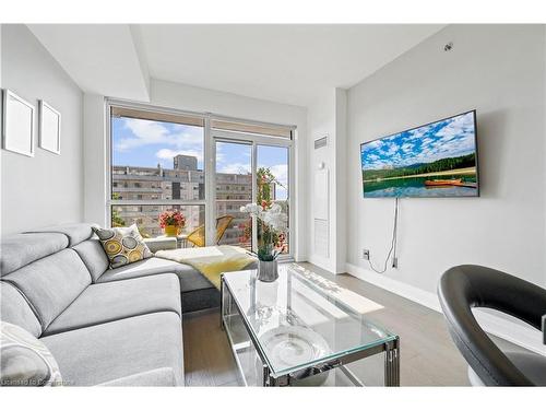 708-55 Speers Road, Oakville, ON - Indoor Photo Showing Living Room