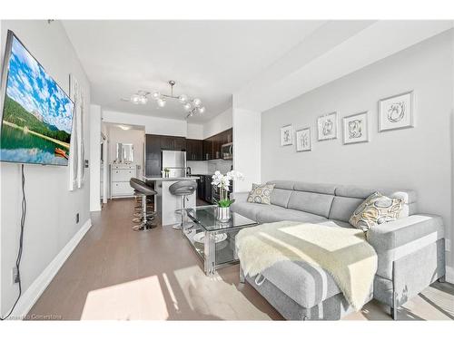 708-55 Speers Road, Oakville, ON - Indoor Photo Showing Living Room