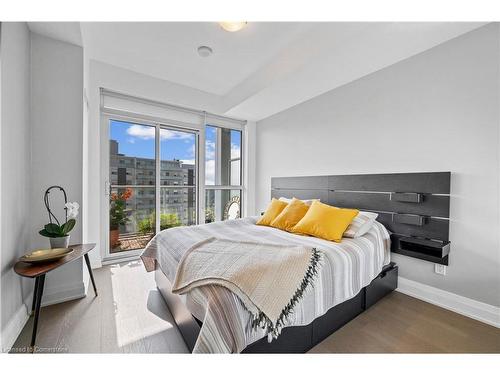 708-55 Speers Road, Oakville, ON - Indoor Photo Showing Bedroom