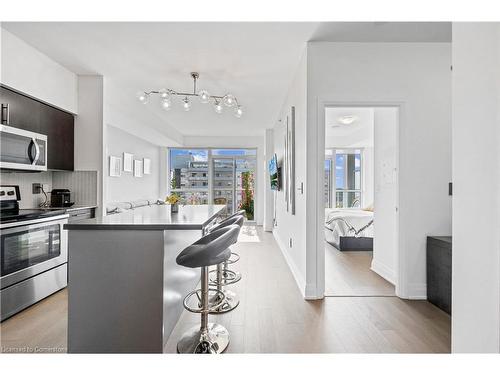 708-55 Speers Road, Oakville, ON - Indoor Photo Showing Kitchen