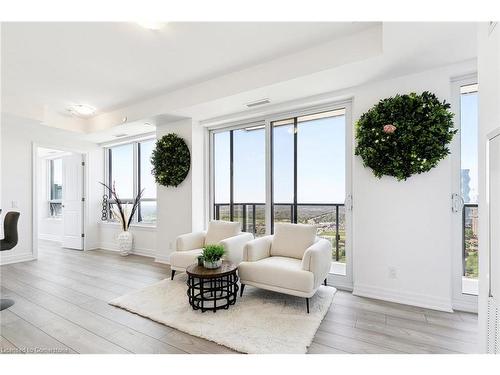 3408-36 Elm Drive West Drive, Mississauga, ON - Indoor Photo Showing Living Room