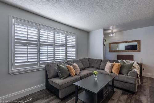 30 Orangeville Street, Hillsburgh, ON - Indoor Photo Showing Living Room